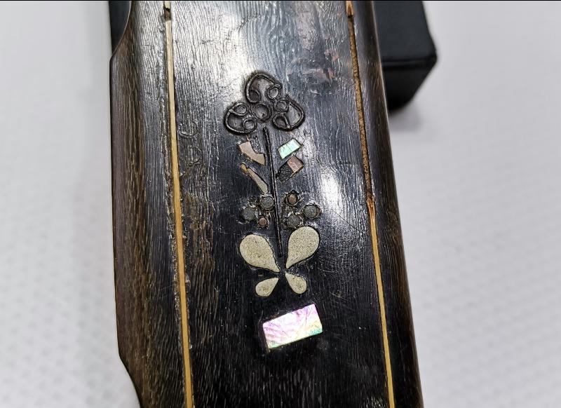 OSMANLI DÖNEMİ ÜZERİ SEDEF İŞLEMELİ BOYNUZ ENFİYE KUTUSU