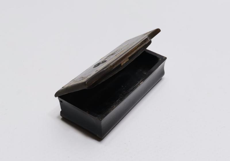 OSMANLI DÖNEMİ ÜZERİ SEDEF İŞLEMELİ BOYNUZ ENFİYE KUTUSU