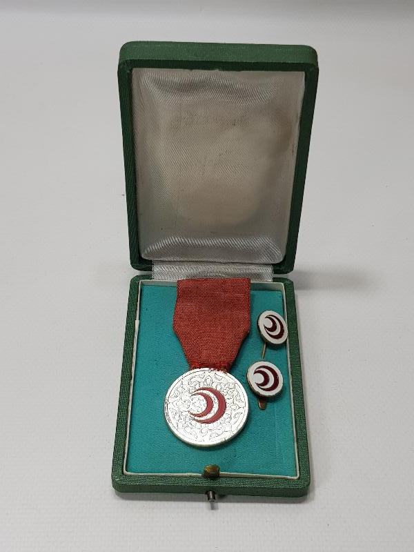ORJİNAL KUTUSUNDA ÇOK NADİR 1948 TÜRKİYE ULUSAL VEREM SAVAŞI DERNEĞİ MADALYA VE İKİ ADET ROZET TAKIMI