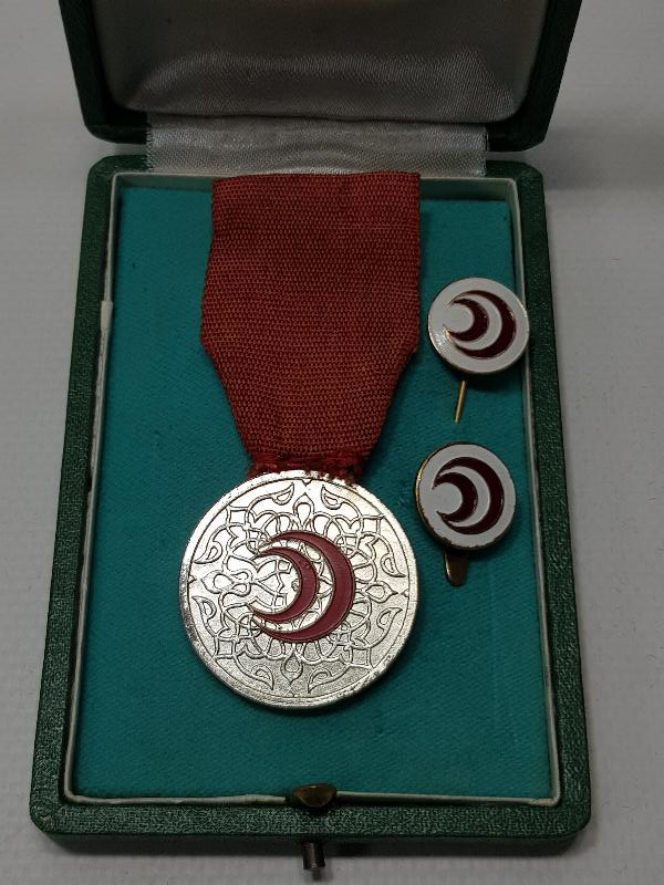 ORJİNAL KUTUSUNDA ÇOK NADİR 1948 TÜRKİYE ULUSAL VEREM SAVAŞI DERNEĞİ MADALYA VE İKİ ADET ROZET TAKIMI