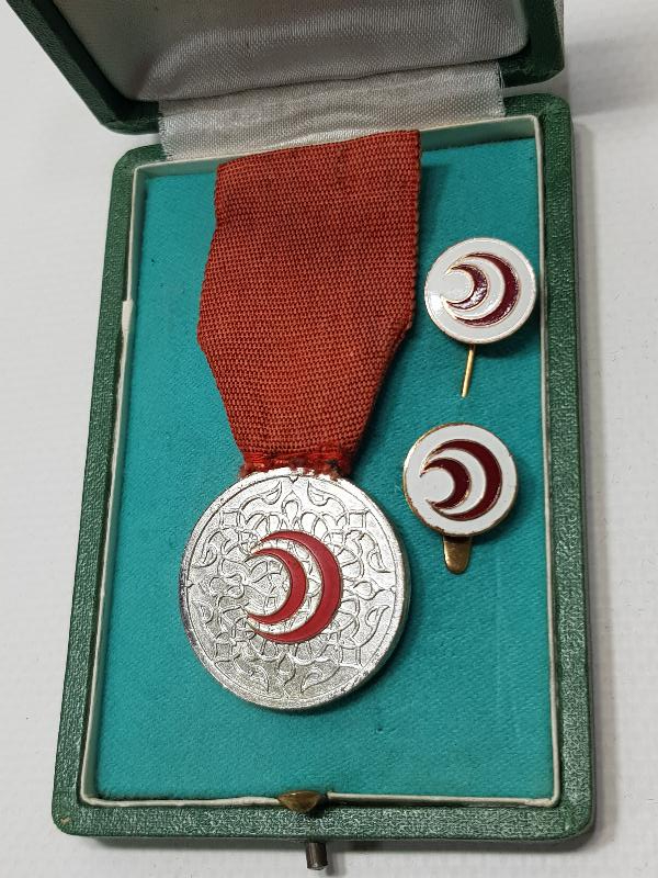 ORJİNAL KUTUSUNDA ÇOK NADİR 1948 TÜRKİYE ULUSAL VEREM SAVAŞI DERNEĞİ MADALYA VE İKİ ADET ROZET TAKIMI