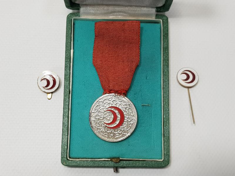 ORJİNAL KUTUSUNDA ÇOK NADİR 1948 TÜRKİYE ULUSAL VEREM SAVAŞI DERNEĞİ MADALYA VE İKİ ADET ROZET TAKIMI