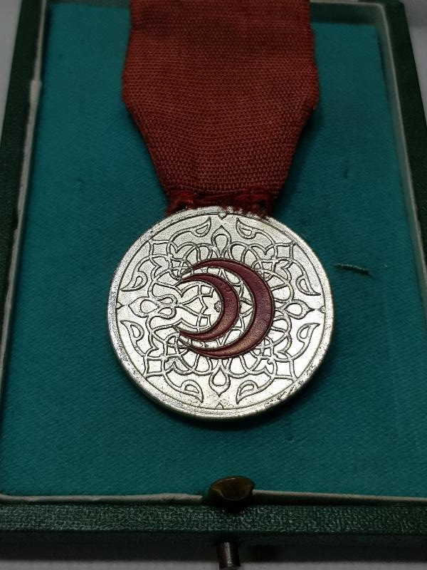 ORJİNAL KUTUSUNDA ÇOK NADİR 1948 TÜRKİYE ULUSAL VEREM SAVAŞI DERNEĞİ MADALYA VE İKİ ADET ROZET TAKIMI