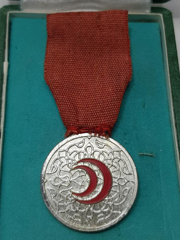 ORJİNAL KUTUSUNDA ÇOK NADİR 1948 TÜRKİYE ULUSAL VEREM SAVAŞI DERNEĞİ MADALYA VE İKİ ADET ROZET TAKIMI