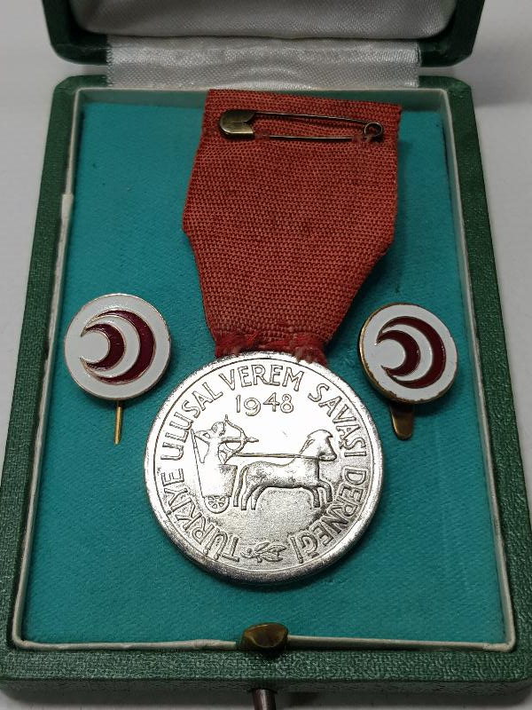 ORJİNAL KUTUSUNDA ÇOK NADİR 1948 TÜRKİYE ULUSAL VEREM SAVAŞI DERNEĞİ MADALYA VE İKİ ADET ROZET TAKIMI