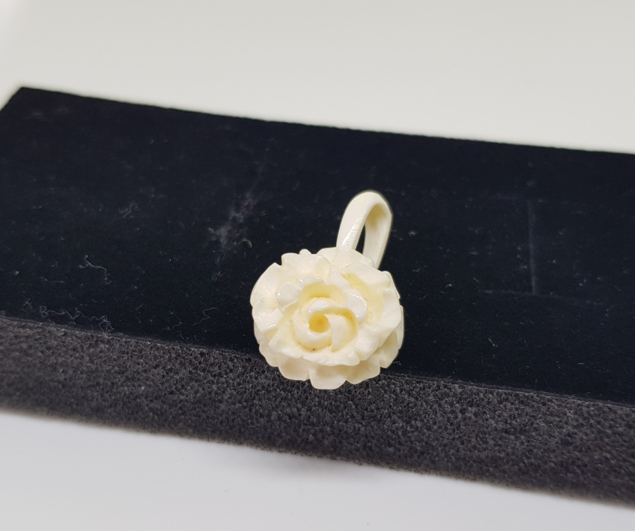 GÜL FORMUNDA YAPILMIŞ ANTİKA FİLDİŞİ KOLYE UCU