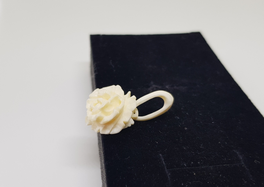 GÜL FORMUNDA YAPILMIŞ ANTİKA FİLDİŞİ KOLYE UCU