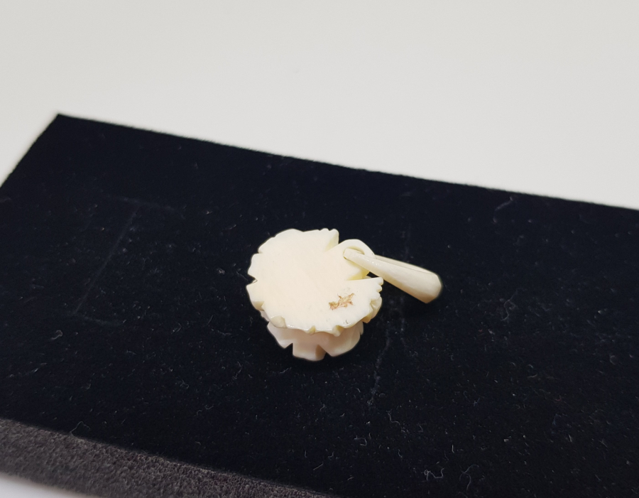 GÜL FORMUNDA YAPILMIŞ ANTİKA FİLDİŞİ KOLYE UCU