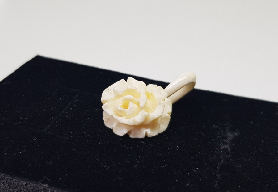 GÜL FORMUNDA YAPILMIŞ ANTİKA FİLDİŞİ KOLYE UCU