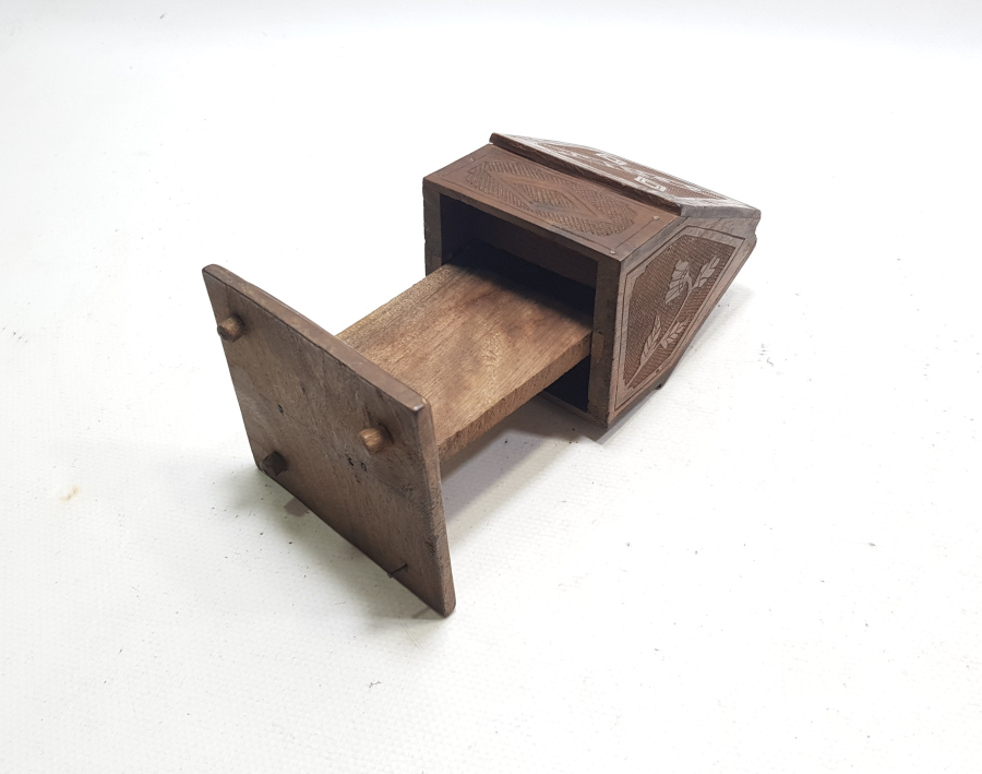 BİR MAHKUMUN İÇ DÜNYASINI ANLATAN SİNOP CEZAEVİ YAPIMI NADİR AHŞAP SİGARALIK