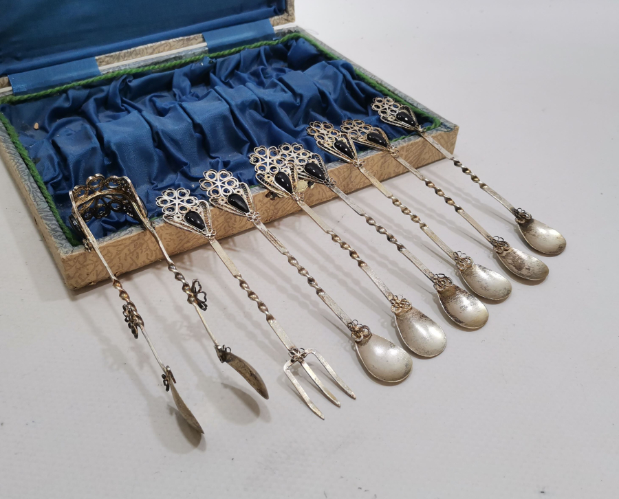 ORJİNAL KUTUSUNDA OLTU TAŞLI VE TELKARİ İŞÇİLİKLİ ÇAY KAŞIĞI TAKIMI