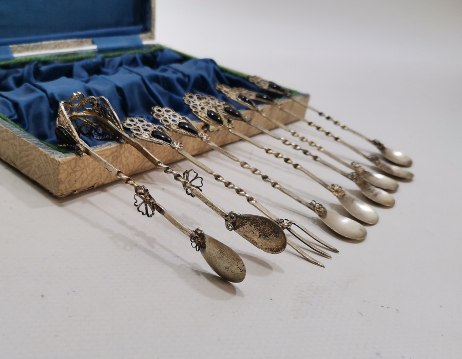 ORJİNAL KUTUSUNDA OLTU TAŞLI VE TELKARİ İŞÇİLİKLİ ÇAY KAŞIĞI TAKIMI