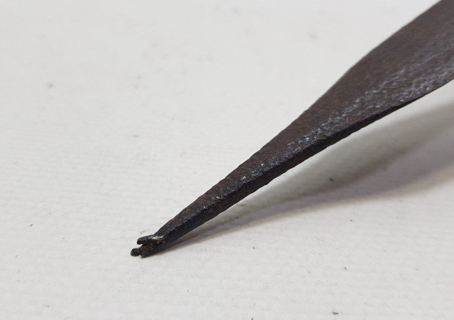 UÇ KISMI ZIRH DELİCİ FORMDA YAPILMIŞ BOYNUZ SAPLI NADİR FORMDA OSMANLI DÖNEMİ ÇERKES KAMASI