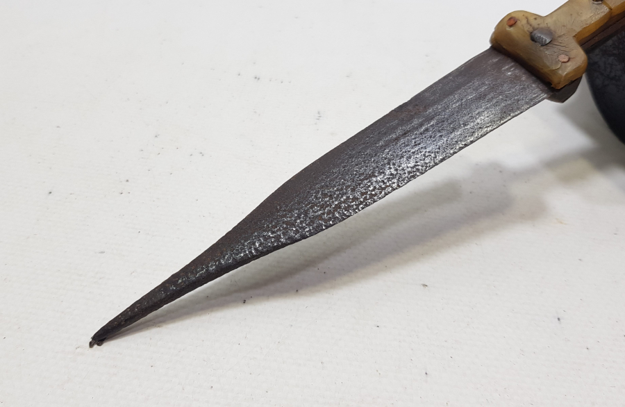 UÇ KISMI ZIRH DELİCİ FORMDA YAPILMIŞ BOYNUZ SAPLI NADİR FORMDA OSMANLI DÖNEMİ ÇERKES KAMASI