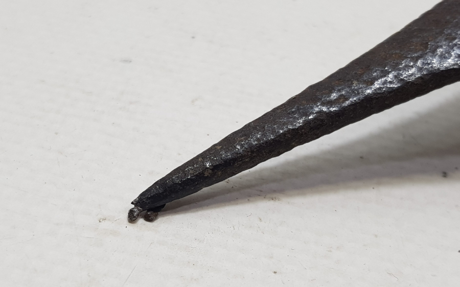 UÇ KISMI ZIRH DELİCİ FORMDA YAPILMIŞ BOYNUZ SAPLI NADİR FORMDA OSMANLI DÖNEMİ ÇERKES KAMASI