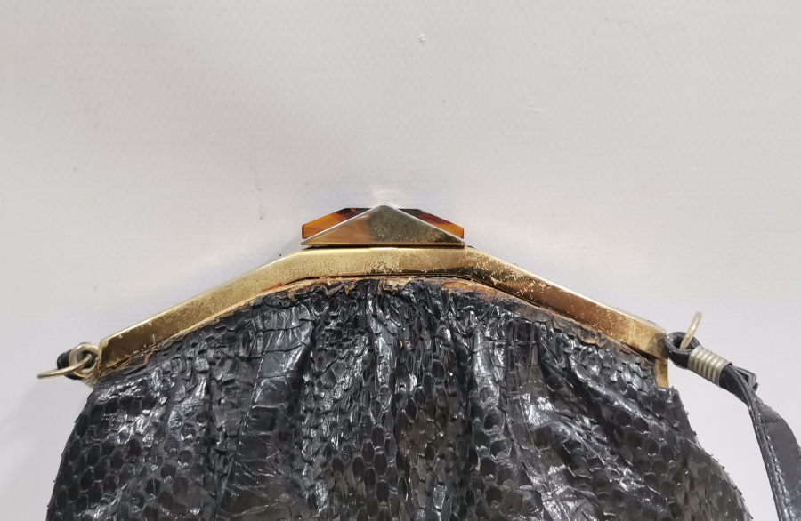 YILAN DERİSİ VE KATALİN DÜĞMELİ ANTİKA ÇANTA