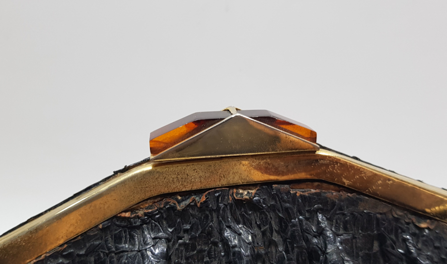 YILAN DERİSİ VE KATALİN DÜĞMELİ ANTİKA ÇANTA