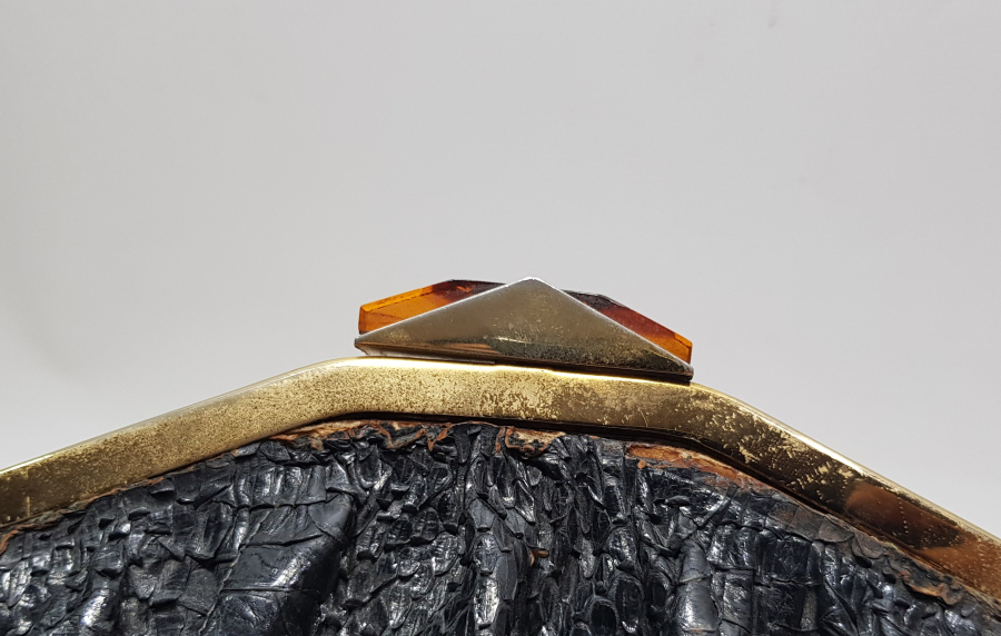 YILAN DERİSİ VE KATALİN DÜĞMELİ ANTİKA ÇANTA