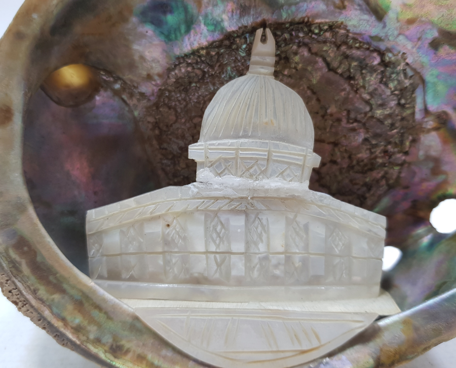 DENİZ KABUĞUNUN İÇİNE YAPILMIŞ SEDEFTEN MAMUL MESCİDİ AKSA GÖRSELLİ MASA ÜSTÜ PANOSU