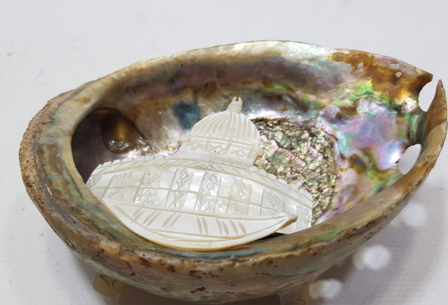 DENİZ KABUĞUNUN İÇİNE YAPILMIŞ SEDEFTEN MAMUL MESCİDİ AKSA GÖRSELLİ MASA ÜSTÜ PANOSU