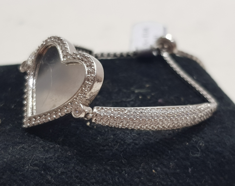 ÜZERİ MARGAZİT TAŞLARLA SÜSLÜ KALP FORMLU GÜMÜŞ BİLEKLİK