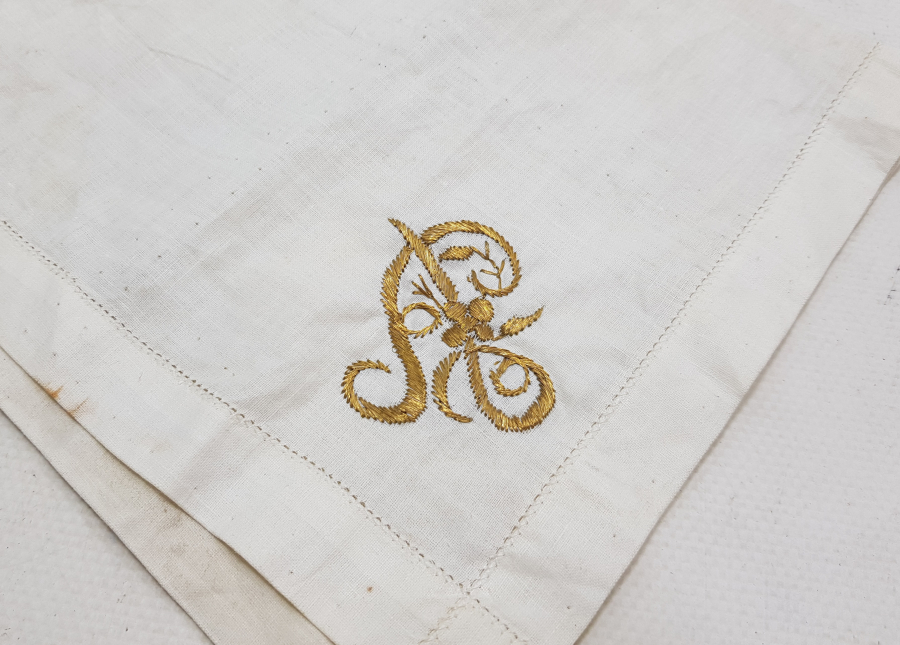 ÜZERİ OSMANLICA İNSİYALLİ ALTIN SIRMA İŞÇİLİKLİ OSMANLI DÖNEMİ NADİR SÖZ MENDİLİ