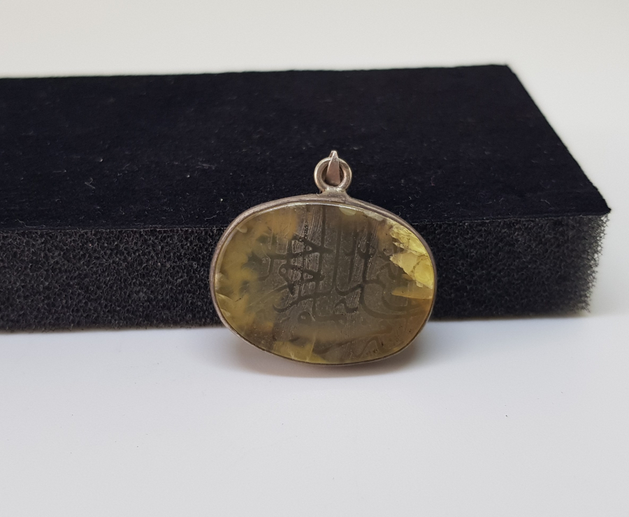 DOĞAL TAŞ ÜZERİ KABARTMA İŞÇİLİKLİ ÖZEL YAPIM ANTİKA GÜMÜŞ DUALI KOLYE UCU