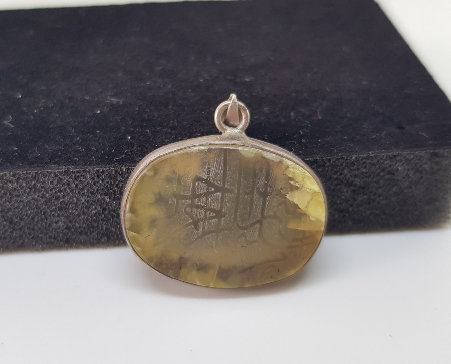 DOĞAL TAŞ ÜZERİ KABARTMA İŞÇİLİKLİ ÖZEL YAPIM ANTİKA GÜMÜŞ DUALI KOLYE UCU