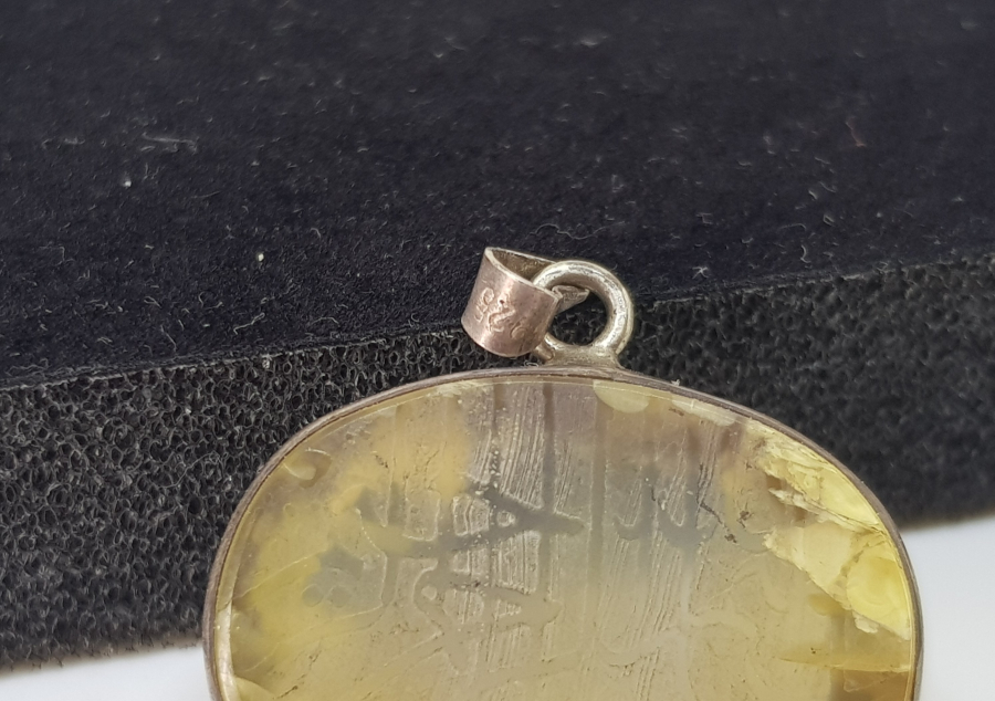 DOĞAL TAŞ ÜZERİ KABARTMA İŞÇİLİKLİ ÖZEL YAPIM ANTİKA GÜMÜŞ DUALI KOLYE UCU