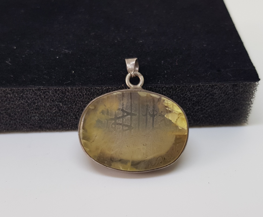 DOĞAL TAŞ ÜZERİ KABARTMA İŞÇİLİKLİ ÖZEL YAPIM ANTİKA GÜMÜŞ DUALI KOLYE UCU