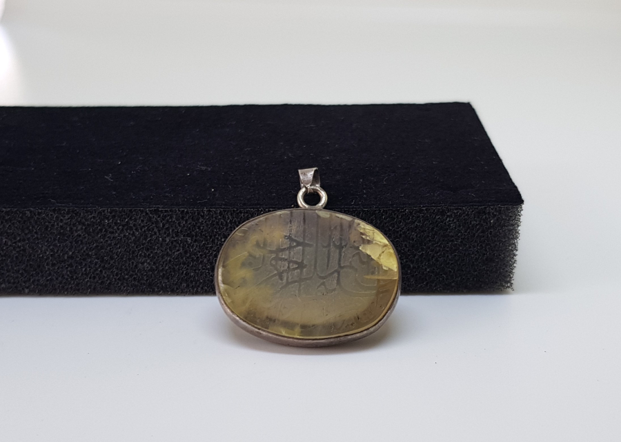 DOĞAL TAŞ ÜZERİ KABARTMA İŞÇİLİKLİ ÖZEL YAPIM ANTİKA GÜMÜŞ DUALI KOLYE UCU