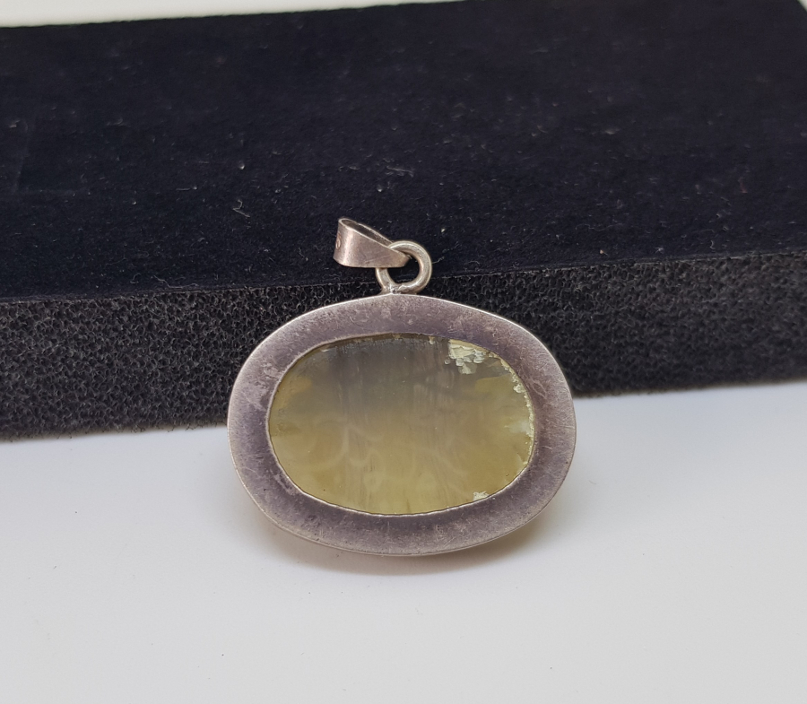 DOĞAL TAŞ ÜZERİ KABARTMA İŞÇİLİKLİ ÖZEL YAPIM ANTİKA GÜMÜŞ DUALI KOLYE UCU