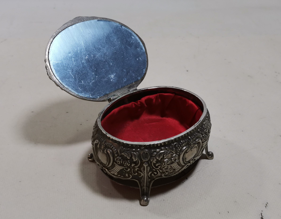 KABARTMA İŞÇİLİKLİ GÜMÜŞ KAPLAMA ANTİKA MÜCEVHER KUTUSU