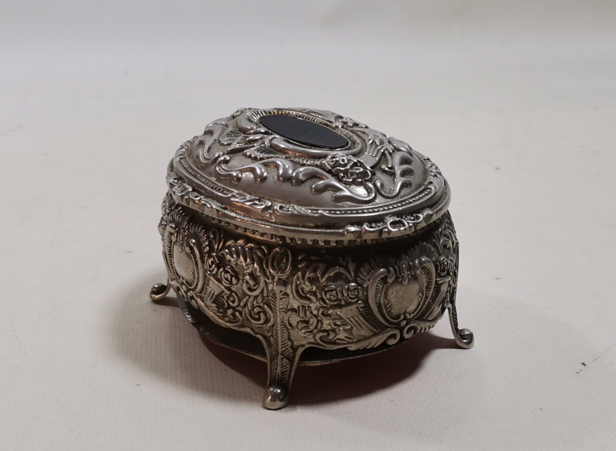 KABARTMA İŞÇİLİKLİ GÜMÜŞ KAPLAMA ANTİKA MÜCEVHER KUTUSU