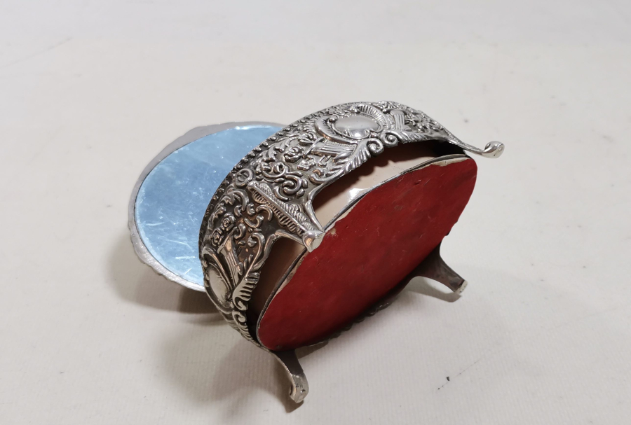 KABARTMA İŞÇİLİKLİ GÜMÜŞ KAPLAMA ANTİKA MÜCEVHER KUTUSU