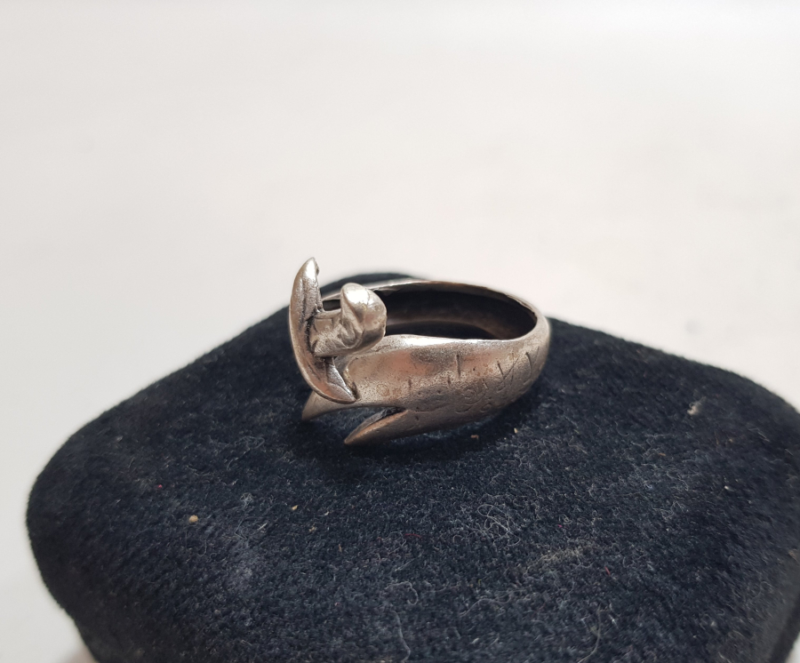 ÜZERİ YAZILI ZÜLFİKAR KILICI FORMLU YÜZÜK