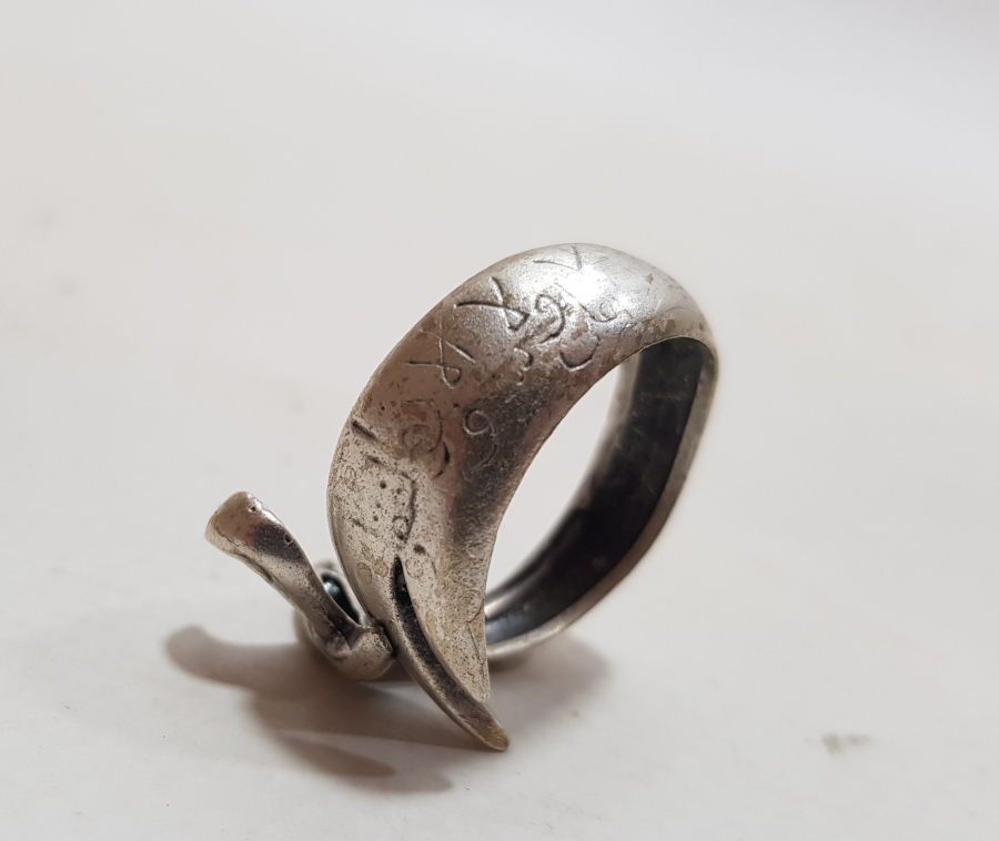 ÜZERİ YAZILI ZÜLFİKAR KILICI FORMLU YÜZÜK