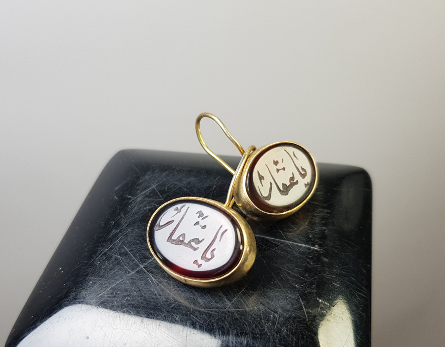 AKİK ÜZERİ EL KAZIMA İŞÇİLİKLİ GÜMÜŞ APLİKLİ ÖZEL YAPIM KÜPE