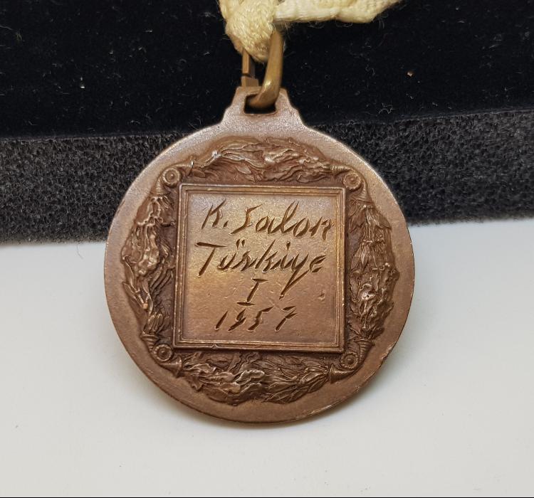 1957 TÜRKİYE UZUN ATLAMA BİRİNCİLİĞİ MADALYASI