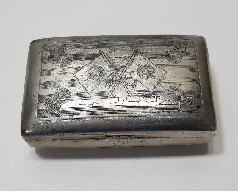 MEŞRUTİYET TEMALI, AY YILDIZLI VE OSMANLICA YAZILI TÜTÜN TABAKASI