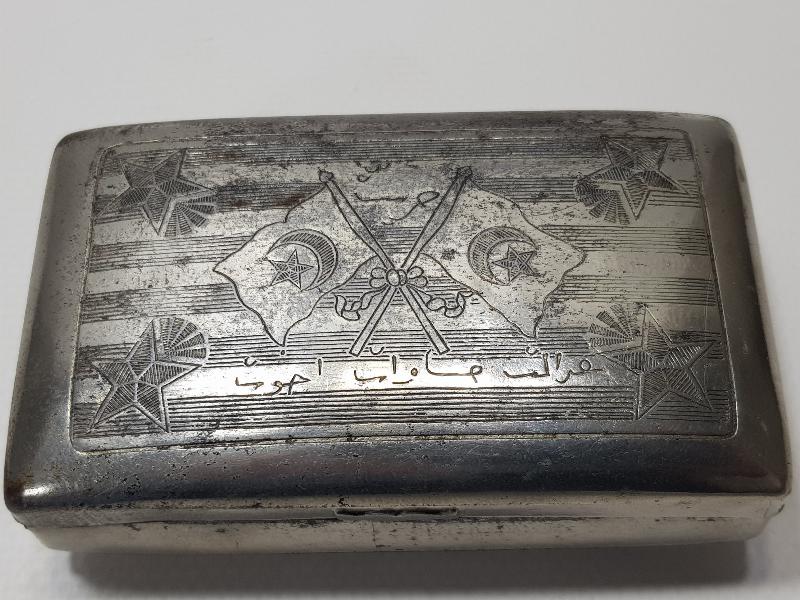 MEŞRUTİYET TEMALI, AY YILDIZLI VE OSMANLICA YAZILI TÜTÜN TABAKASI