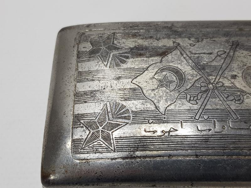 MEŞRUTİYET TEMALI, AY YILDIZLI VE OSMANLICA YAZILI TÜTÜN TABAKASI