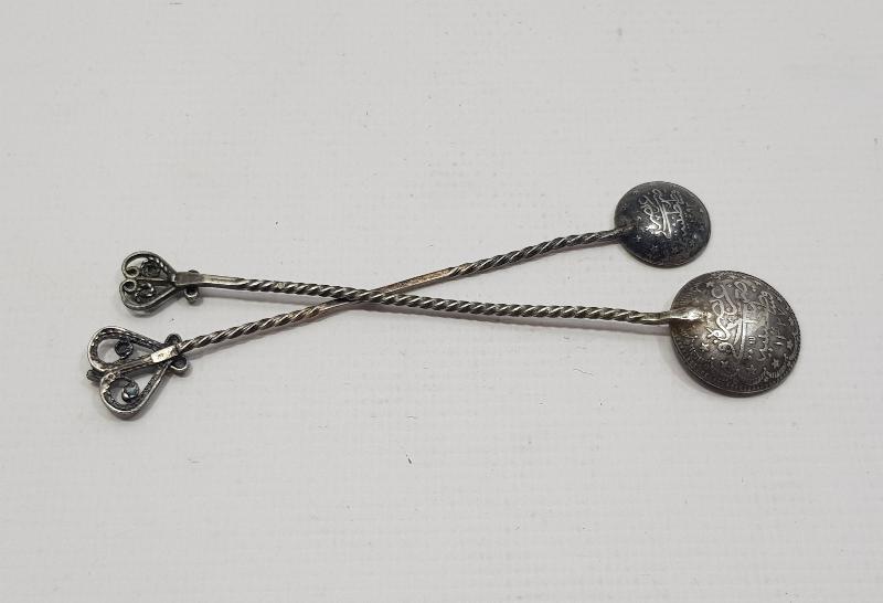 TELKARİ İŞÇİLİKLİ GÜMÜŞ BİR ÇİFT ÇAY KAŞIĞI