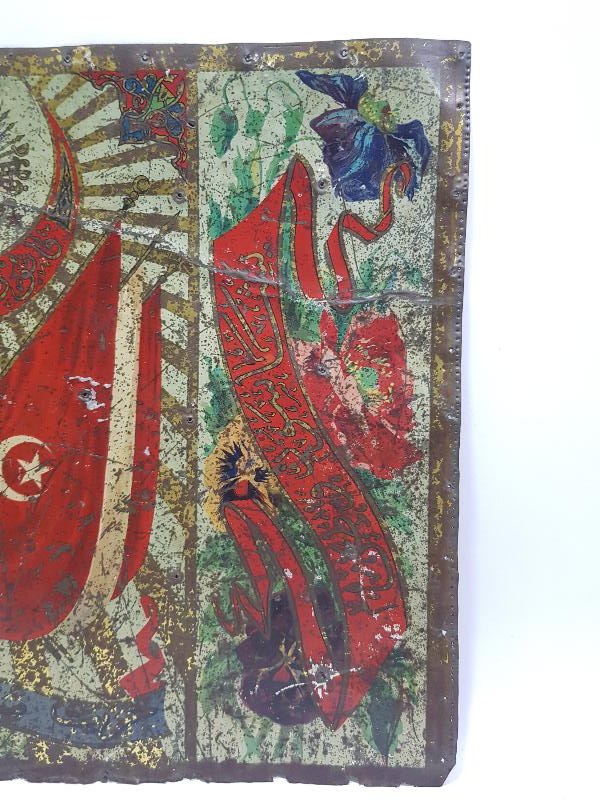 OSMANLI DEVLET ARMASI VE BAYRAK RESİMLİ OSMANLICA KANUNU ESASİ YADİGARI YAZILI ÇOK NADİR SANDIK ÖNÜ SÜSÜ