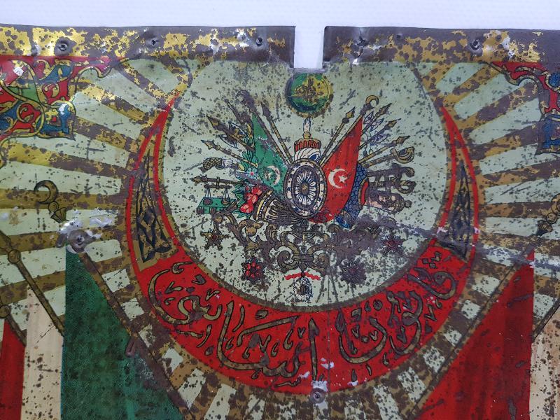 OSMANLI DEVLET ARMASI VE BAYRAK RESİMLİ OSMANLICA KANUNU ESASİ YADİGARI YAZILI ÇOK NADİR SANDIK ÖNÜ SÜSÜ