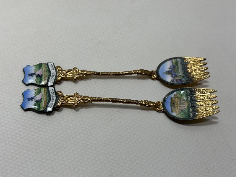 ANTİKA RUS YAPIMI LENİNGRAD GÖRSELLİ MİNELİ VE ALTIN KAPLAMA BİR ÇİFT ÇAY KAŞIĞI