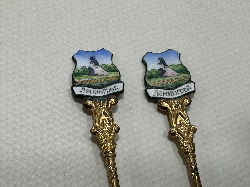 ANTİKA RUS YAPIMI LENİNGRAD GÖRSELLİ MİNELİ VE ALTIN KAPLAMA BİR ÇİFT ÇAY KAŞIĞI