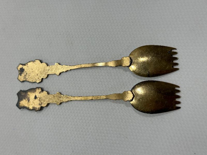 ANTİKA RUS YAPIMI LENİNGRAD GÖRSELLİ MİNELİ VE ALTIN KAPLAMA BİR ÇİFT ÇAY KAŞIĞI