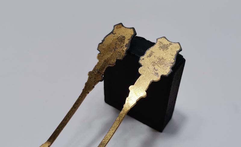 ANTİKA RUS YAPIMI LENİNGRAD GÖRSELLİ MİNELİ VE ALTIN KAPLAMA BİR ÇİFT ÇAY KAŞIĞI