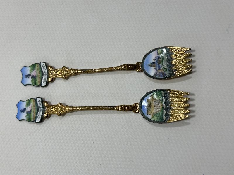 ANTİKA RUS YAPIMI LENİNGRAD GÖRSELLİ MİNELİ VE ALTIN KAPLAMA BİR ÇİFT ÇAY KAŞIĞI